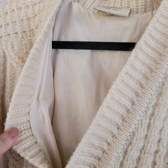 GAELTARRA 100% PURE WOOL. Hnadloomed in ireland lined caridgan. - Picture 4 of 9